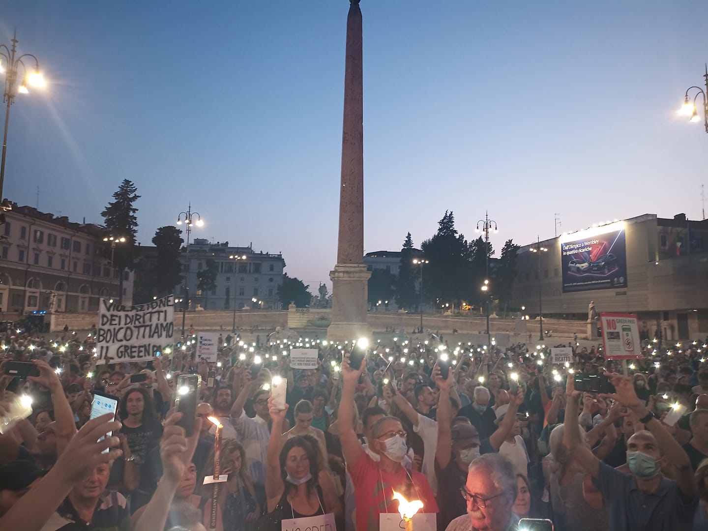 Roma 3 mila in Piazza del Popolo contro il Green Pass per la libertà