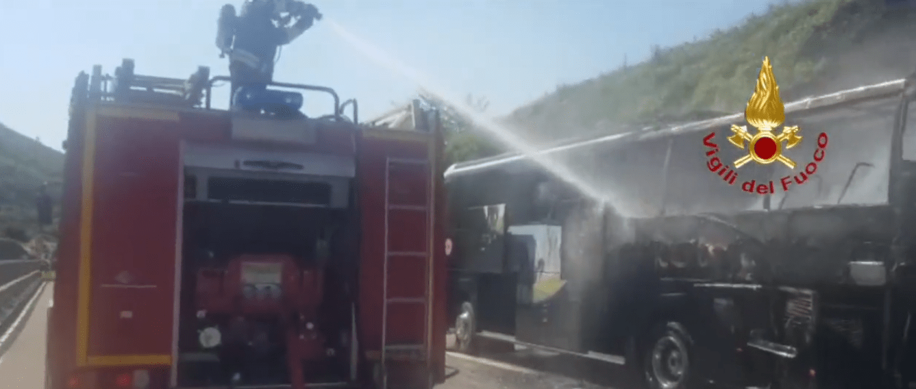 Avellino Pullman In Fiamme Sull A A Bordo In Tutti Illesi Il Desk