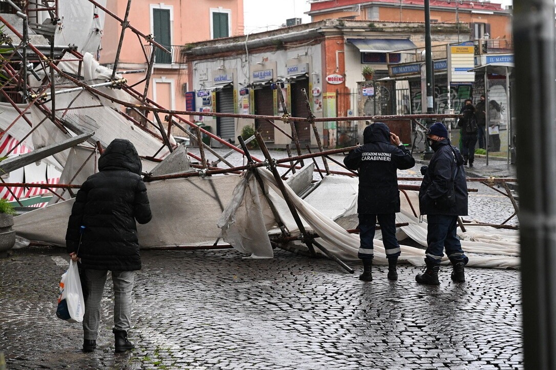 Napoli, Vento Forte E Mare Agitato: Cadono Alberi E Impalcature - Il Desk