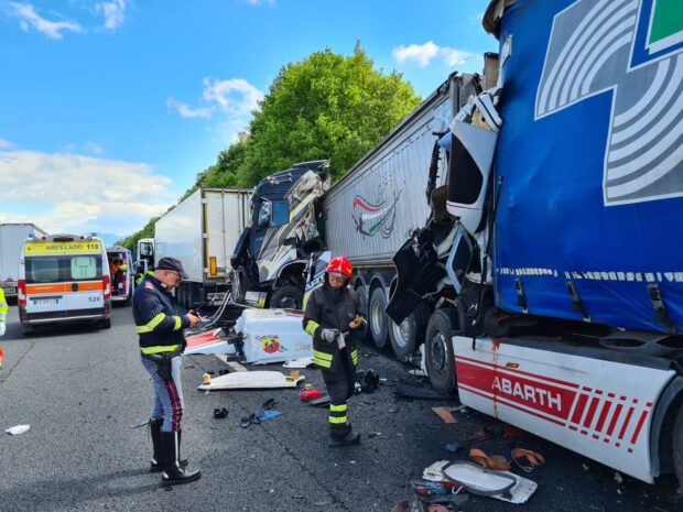 Caianello, Scontro Tra Autotreni Su A1: Morto Autista Incastrato Tra ...