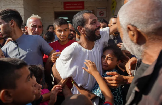 Israele, rilasciato il direttore dell’ospedale Al-Shifa di Gaza. Lui denuncia: “Tel Aviv nega il cibo e tortura i detenuti”